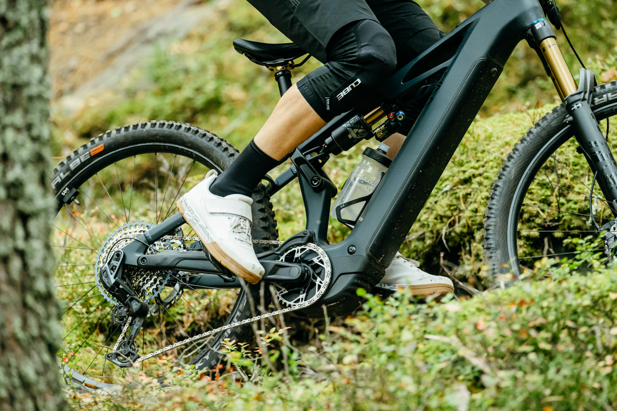Cube Stereo Hybrid ONE77 HPC AT 800 actionteam