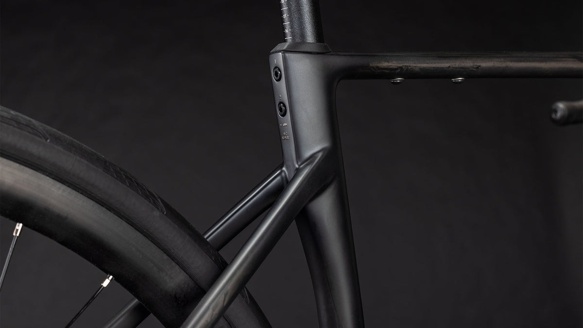 Cube Attain C:62 Race blackline