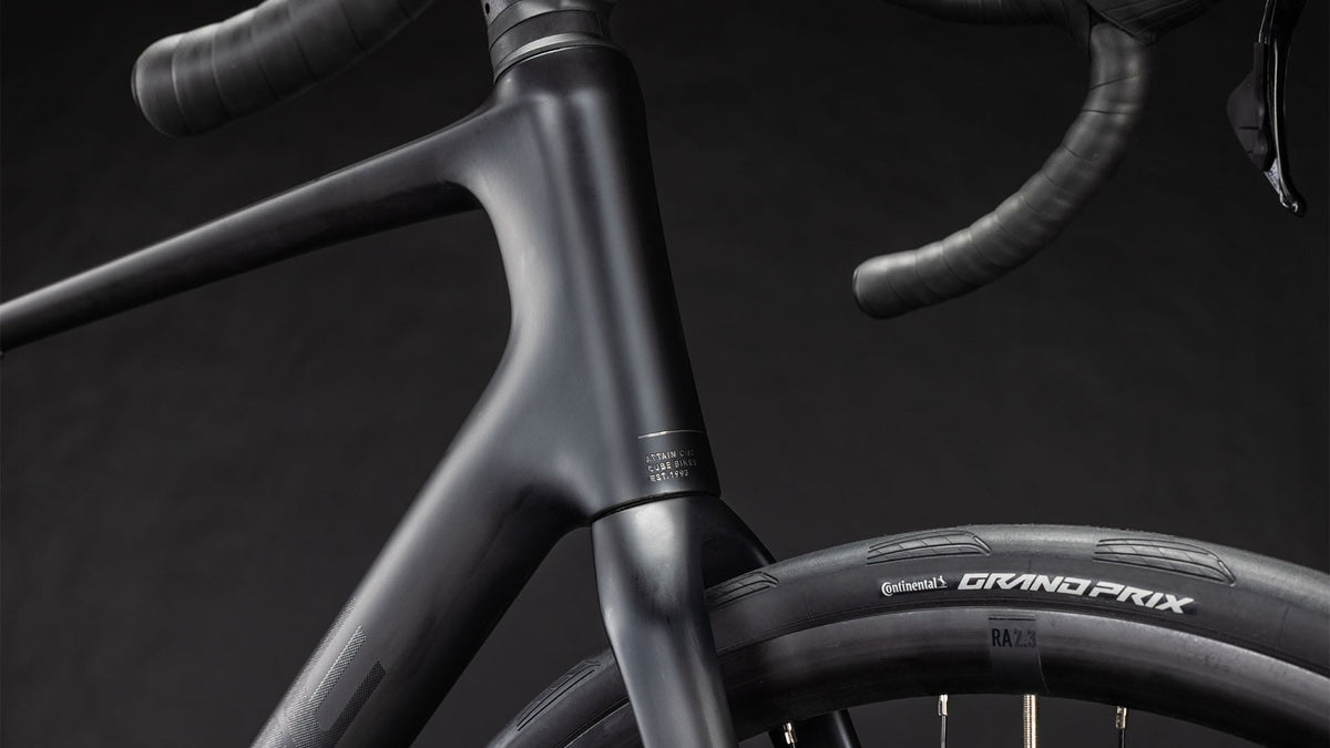 Cube Attain C:62 Race blackline