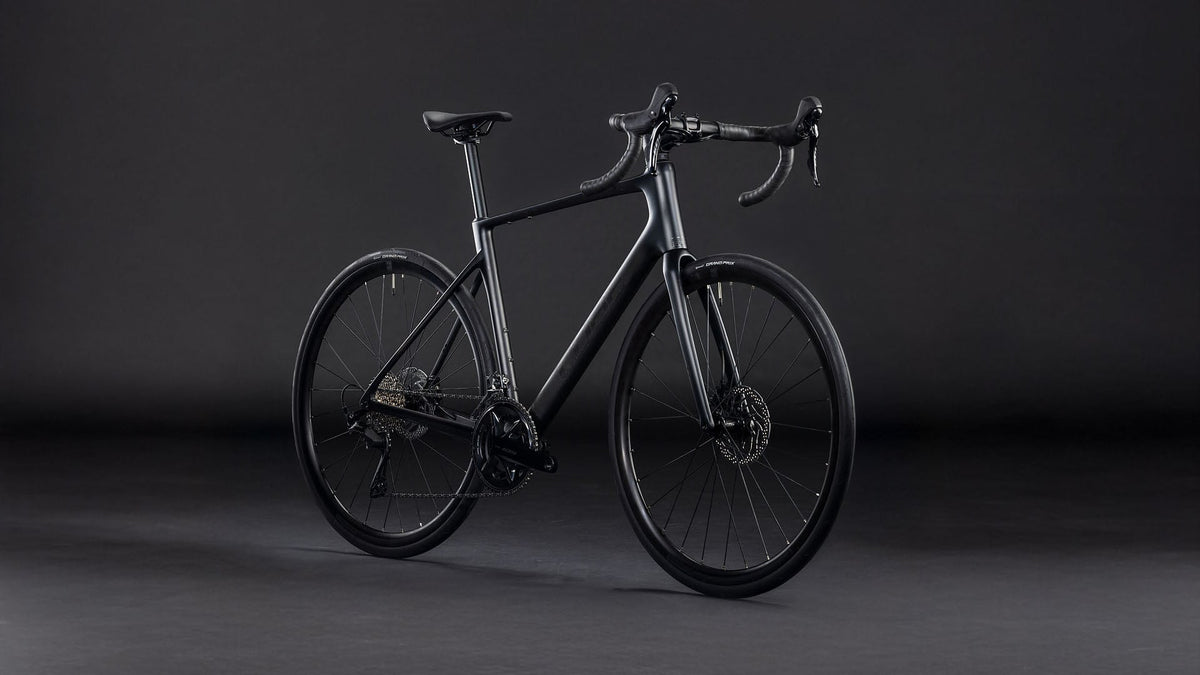 Cube Attain C:62 Race blackline